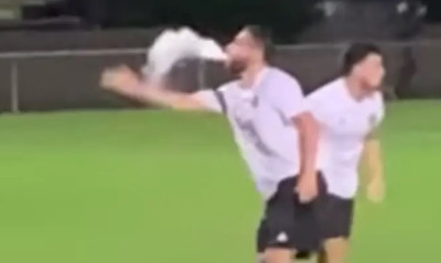 Επικό! Παίκτης το… έσκασε την ώρα του αγώνα σε διακοπή (photos+video)