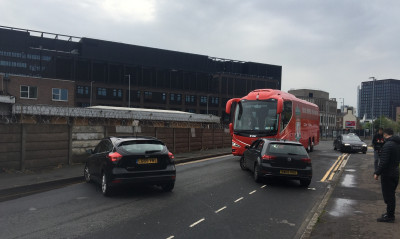 Μπλόκο στο πούλμαν της Λίβερπουλ από οπαδούς της Μάντσεστερ - Έσκασαν τα λάστιχα (photos+video)