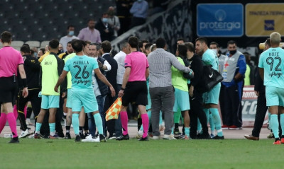 Ένταση στο φινάλε του Άρης-ΑΕΚ (photos+video)