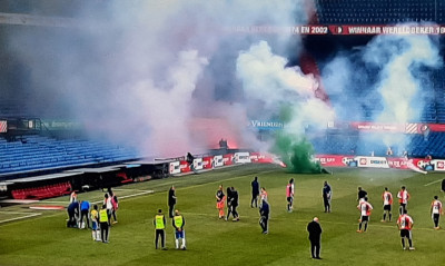 «Ντου» οπαδών με καπνογόνα στο Φέγενορντ-Βααλβάικ για παράξενο λόγο (video)