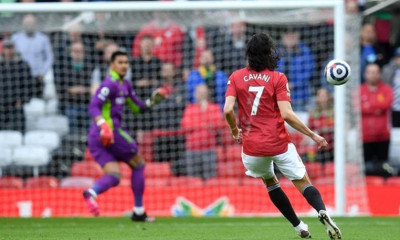 Μυθικό γκολ ο Καβάνι - Λόμπα από τα 40 μέτρα «τρέλανε» το Ολντ Τράφορντ (video)