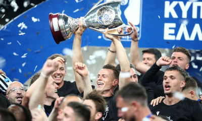 Ολυμπιακός-ΠΑΟΚ: Η απονομή στον «Δικέφαλο» - Έξαλλοι πανηγυρισμοί! (video+photos)