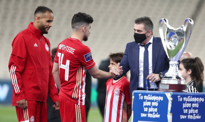 Ολυμπιακός-ΠΑΟΚ: Η στιγμή της απονομής μεταλλίων στους «ερυθρόλευκους» (video)