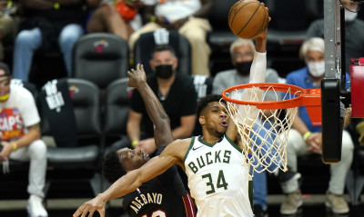 Γιαννης Αντετοκούνμπο: Ασταμάτητος με triple double και «σκούπα» οι Μπακς κόντρα στους Χιτ