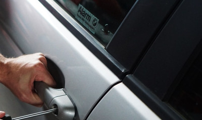 Άκουσε θόρυβο στο πάρκινγκ - «Πάγωσε» μόλις είδε τον… κλέφτη (photos+video)