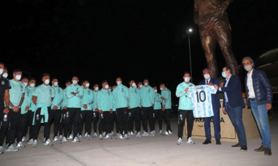 Ο Μέσι και οι συμπαίκτες του στην Αργεντινή αποκάλυψαν το άγαλμα του Μαραντόνα (video+photos)