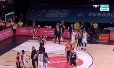 Άναψαν τα αίματα στο Εφές-Φενέρμπαχτσε - Αρπάχτηκαν Μαχμούτογλου και Σίνγκλετον (video+photos)