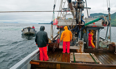 Αυτός είναι ο πιο τυχερός ψαράς στον κόσμο - Δεν θα πιστεύετε τι βρήκε στη θάλασσα (photos)