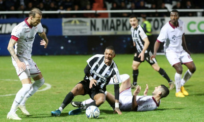 ΟΦΗ: Δείχνει την έξοδο σε ξένο ταλαντούχο παίκτη! (photos)