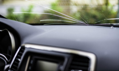 Οδηγούσε και ξαφνικά... καρφώθηκε κάτι στο τζάμι - Δείτε τι ήταν αυτό (photos)