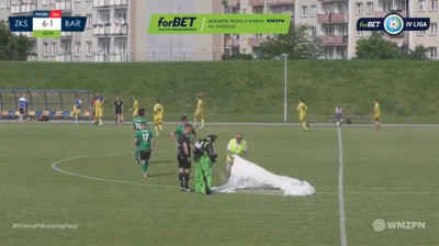 Απίθανο: Αλεξιπτωτιστής προσγειώθηκε σε γήπεδο εν ώρα ποδοσφαιρικού αγώνα! (photos+video)