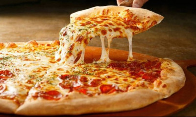 Έψησαν την πίτσα, αλλά έμειναν νηστικοί - «Τρόμαξαν» με αυτό που βρήκαν