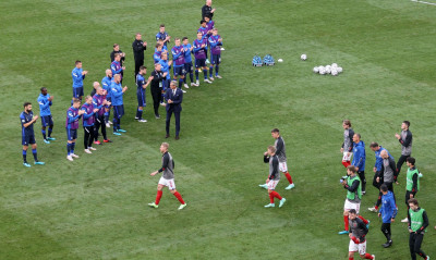 Euro 2020: Απίστευτη στιγμή-Οι Φινλανδοί διεθνείς χειροκρότησαν τους παίκτες της Δανίας! (Video)