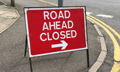 Παράτησαν τα αμάξια τους για να κλείσουν τον δρόμο - Δεν θα πιστεύετε για ποιο λόγο (photos)