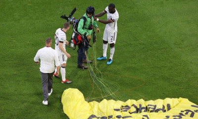 Euro 2020: Εισβολέας με αλεξίπτωτο γλίτωσε τη συντριβή στις εξέδρες στο Γαλλία-Γερμανία (video)