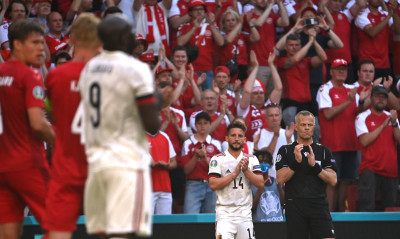 Euro 2020: Συγκινητικές εικόνες στο Πάρκεν - Διακοπή και αποθέωση για Έρικσεν - Λύγισε ο Λουκάκου