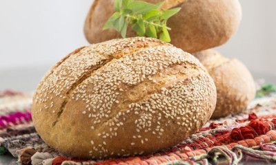 Οι τύποι έχουν ξεφύγει - Δείτε το μεγαλύτερο... καρβέλι ψωμιού - Απίθανες εικόνες (photos)