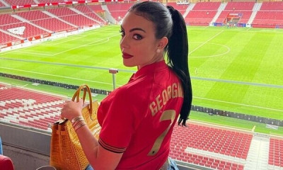 Ρονάλντο: Πήγε στο γήπεδο και δες τι έκρυβε μέσα από το μπλουζάκι της η σύντροφός του (pics)