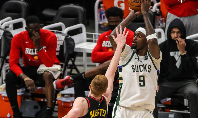 ΝΒΑ: Έπαιξαν και για τον Γιάννη Αντετοκούνμπο - Προβάδισμα (3-2) για τους Μπακς κόντρα στους Χοκς