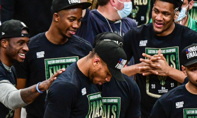 Μπακς: Το πάρτι στα αποδυτήρια των Χοκς για τον τίτλο της Ανατολής (video)