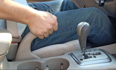 Αυτά δεν γίνονται - Ξέχασε να βάλει χειρόφρενο σε κεντρικό δρόμο