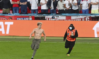 Euro 2020: Απίθανα πράγματα στον τελικό - Εισβολή οπαδού στον αγωνιστικό χώρο