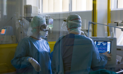 Υποχρεωτικός εμβολιασμός: Σε άδεια άνευ αποδοχών οι υγειονομικοί που θα αρνηθούν να εμβολιαστούν