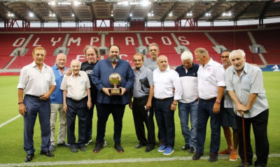 Ολυμπιακός-Άρης: Βράβευσαν τον Βαγγέλη Μαρινάκη οι παλαίμαχοι (video)