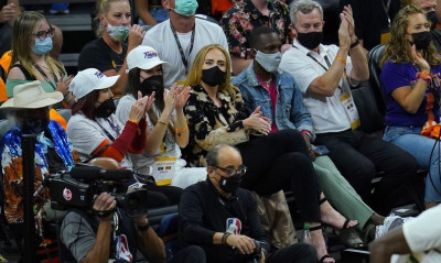 ΝΒΑ: Είδε από κοντά το επικό κάρφωμα του Greek Freak η Αντέλ (photo & video)