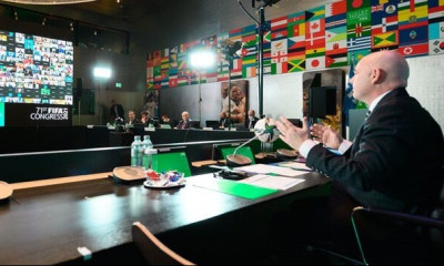 FIFA: Τα μαζεύει για τις αλλαγές (photos)