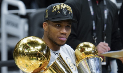 Γιάννης Αντετοκούνμπο: Καλεσμένος της ΠτΔ και υποψήφιος για σημαιοφόρος στο Παρίσι