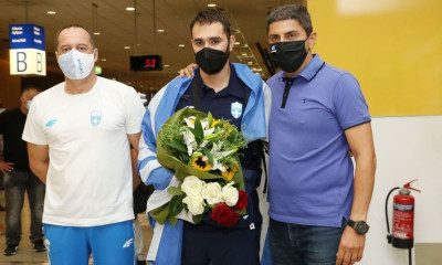 Υποδοχή στην Ελλάδα για τον Θοδωρή Ιακωβίδη - Στο αεροδρόμιο ο Αυγενάκης (videos+photos)