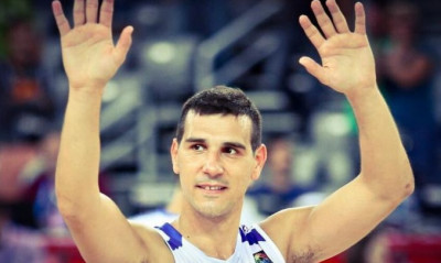 Ζήσης: Η αποθέωση στο πόλο και η αναφορά στους πληγέντες των πυρκαγιών