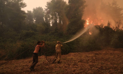 Φωτιά Εύβοια: Οι καπνοί «τυφλώνουν» τα εναέρια μέσα - Στάχτη 1.000 σπίτια μόνο στον δήμο Μαντουδίου