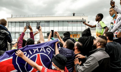 Πήρε «φωτιά» το Παρίσι για τον... άφαντο Μέσι - Τον περιμένουν σε αεροδρόμιο και γήπεδο (video)