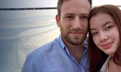 Γλυκά Νερά: Τουρίστες αφήνουν λουλούδια στον τάφο της Καρολάιν στην Αλόννησο