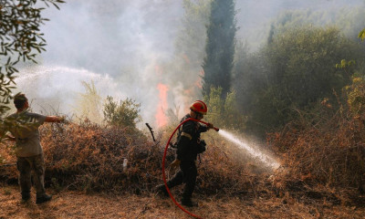 Πύρινα μέτωπα σε Εύβοια και Αρχαία Κόρινθο - Μήνυμα του 112 για εκκένωση οικισμού