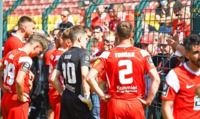 «Πάγωσαν» στη Γερμανία - Σοκαριστικός τραυματισμός παίκτη, έχασε τις αισθήσεις του