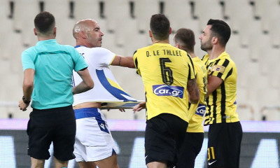 Χαμός στο ΑΕΚ-Αστέρας Τρίπολης: Πιάστηκαν στα χέρια Τζαβέλλας-Μπαράλες (photos+video)