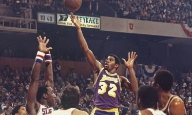 Μάτζικ Τζόνσον: Δημοπρατήθηκε φανέλα τελικών έναντι 1,5 εκατομμυρίου δολαρίων