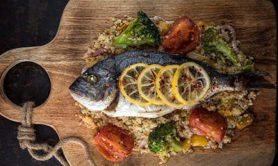 Άκης Πετρετζίκης: Τσιπούρα στον φούρνο με πλιγούρι