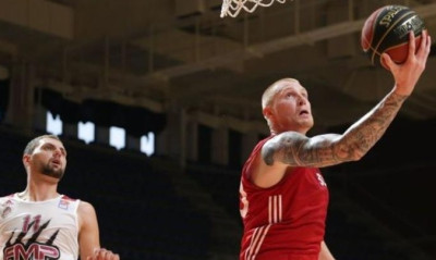 Ερυθρός Αστέρας: Πρώτη νίκη με πρωταγωνιστή τον Άαρον Ουάιτ