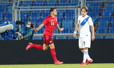 ΑΕΚ: «Κιτρινόμαυρη» τρέλα για Τσούμπερ και στην Ελβετία – Εδωσε τη φανέλα του σε νεαρό ΑΕΚτζή