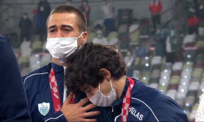 Παραολυμπιακοί Αγώνες: Συγκινητική στιγμή - Λύγισαν στο βάθρο Γκαβέλας και Γκαραγκάνης (video)