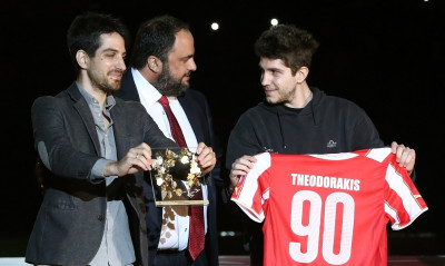 Μίκης Θεοδωράκης: Το συγκινητικό «αντίο» του Βαγγέλη Μαρινάκη (photos+videos)