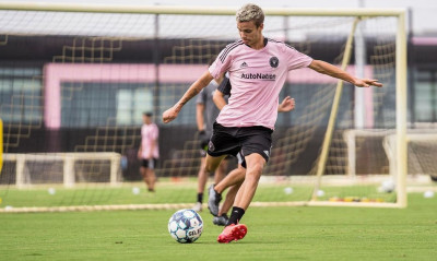 Στα βήματα του πατέρα του ο Ρομέο Μπέκαμ – Συμπαίκτης με τον Νέβιλ! (photos)