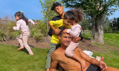 Απολαμβάνει τον ήλιο του Μάντσεστερ ο Κριστιάνο