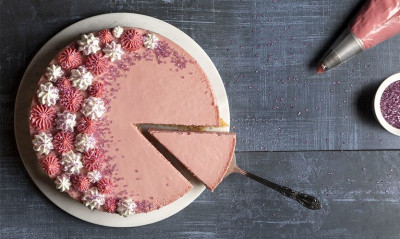 Άκης Πετρετζίκης: Cheesecake με σοκολάτα ruby