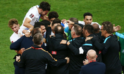 Ελλάδα-Σουηδία 2-1: Οι αγκαλιές στον Φαν’τ Σχιπ και οι έξαλλοι πανηγυρισμοί στο ΟΑΚΑ! (video+photos)