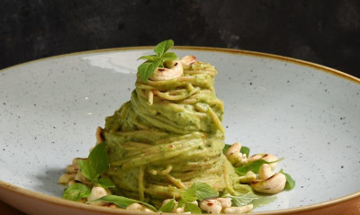 Άκης Πετρετζίκης: Μακαρονάδα ολικής με πέστο αβοκάντο
